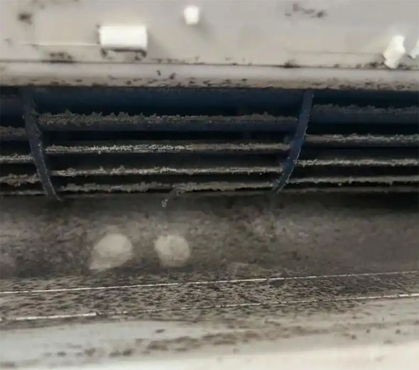 江达空调吹的风有股烧焦味是怎么回事